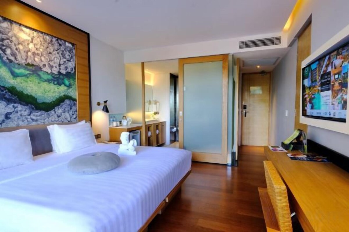 In-room safe, cribs (free), WiFi (free), bed sheets