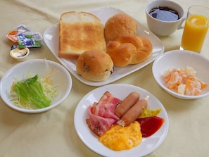 Desayuno buffet diario (JPY 1430 por persona)