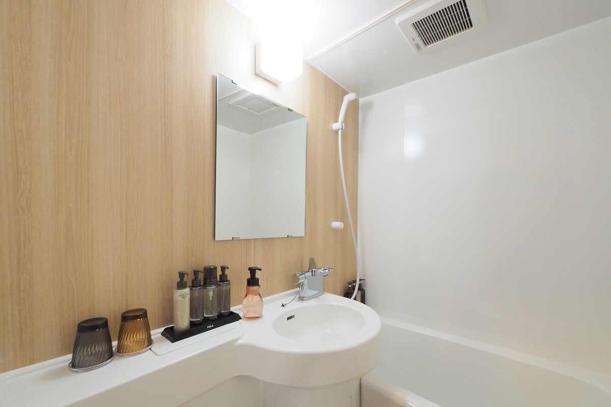 Amenidades de baño gratuitas, secadora de cabello, pantuflas
