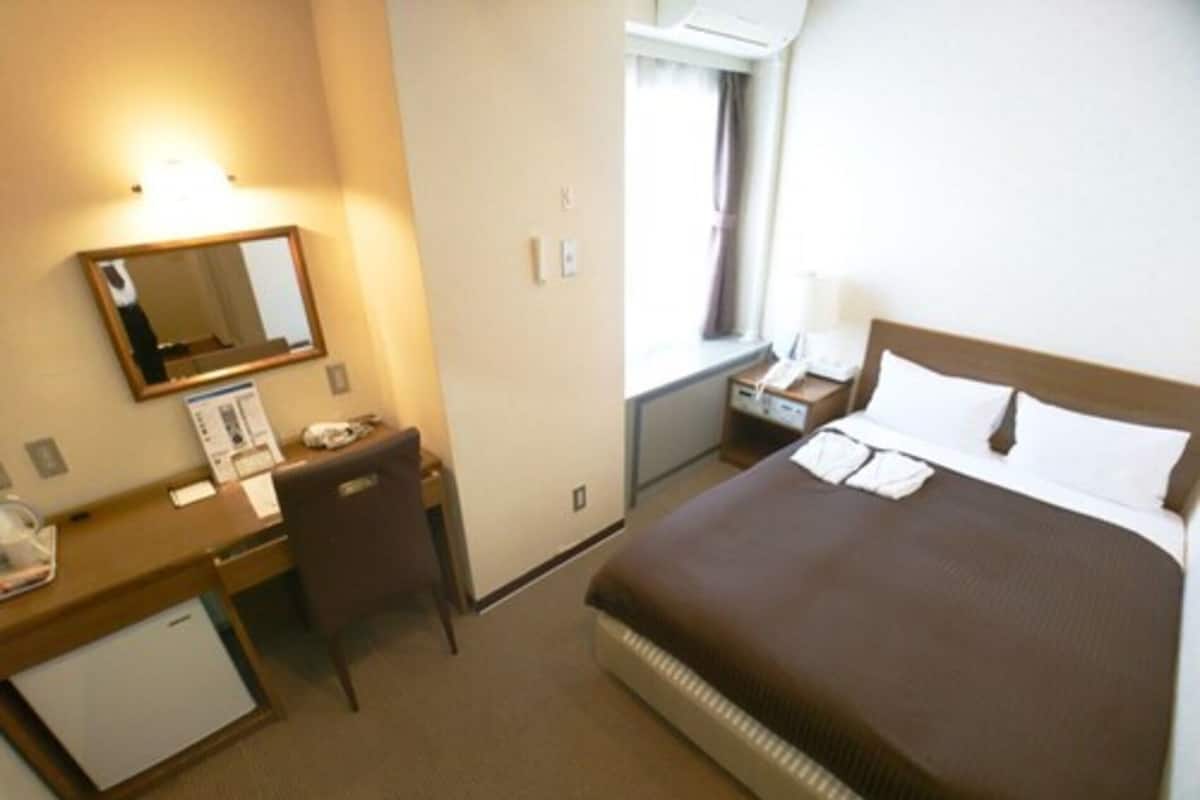 Double Room, Smoking | Down duvets, desk, free WiFi, bed sheets