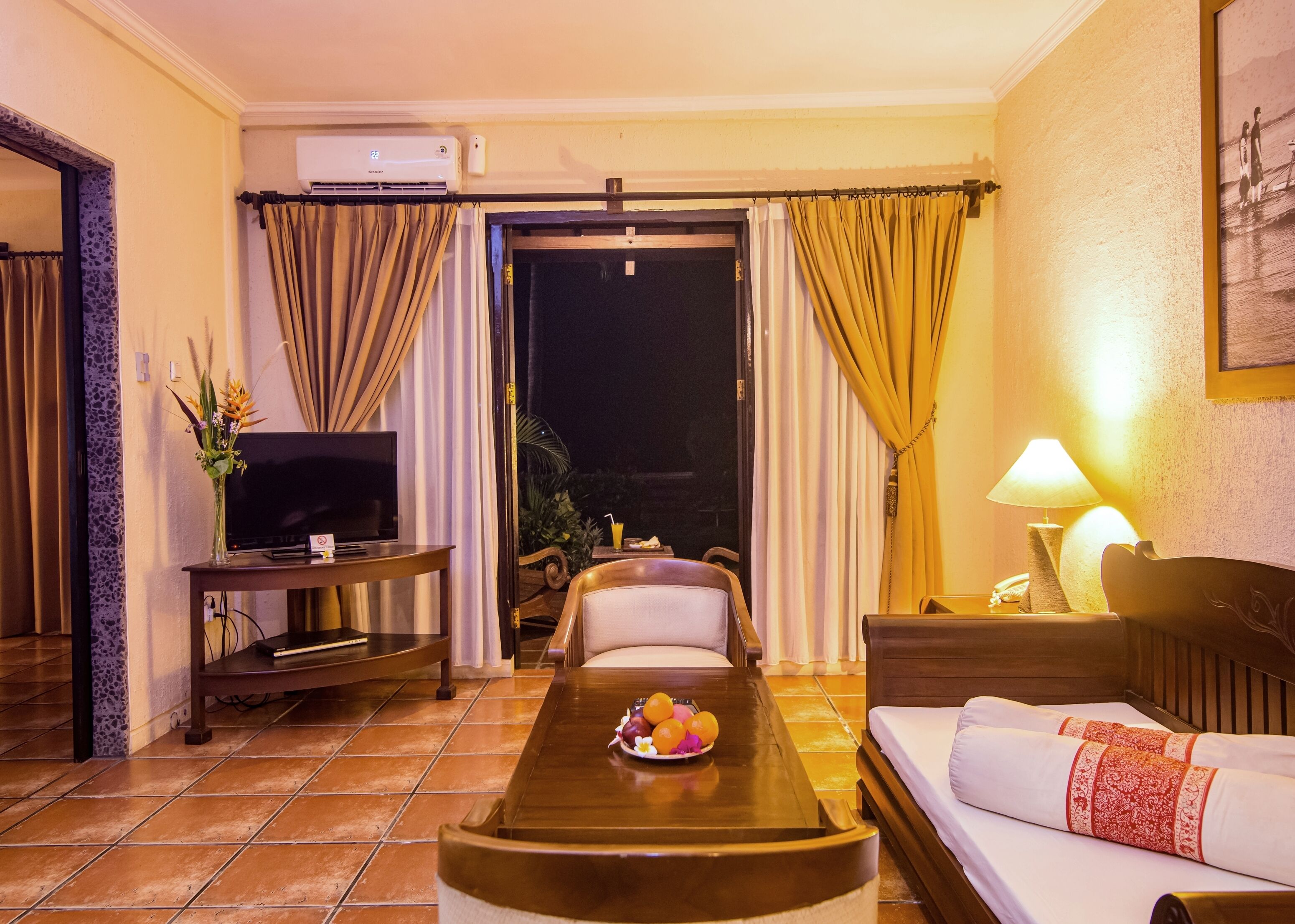 deluxe suite | living area | 22-inch led tv with satellite channels, tv