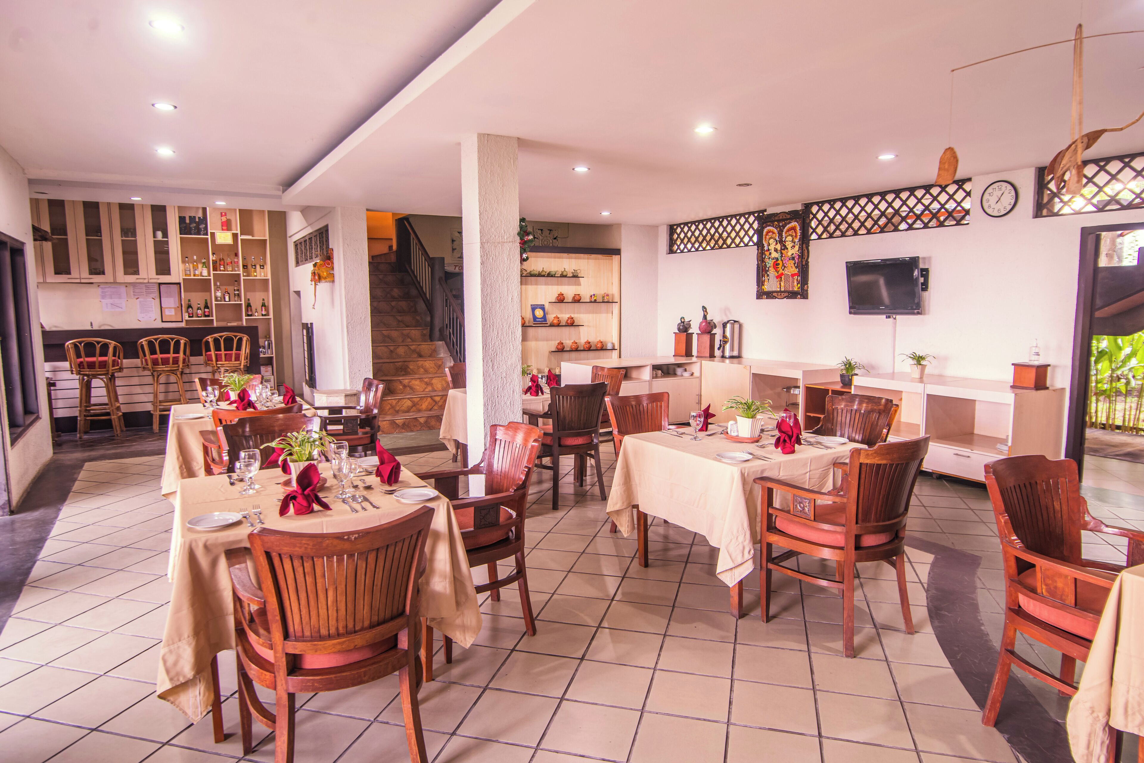 breakfast, lunch, dinner served; international cuisine