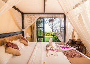 Minibar, caja de seguridad en la habitación y escritorio 