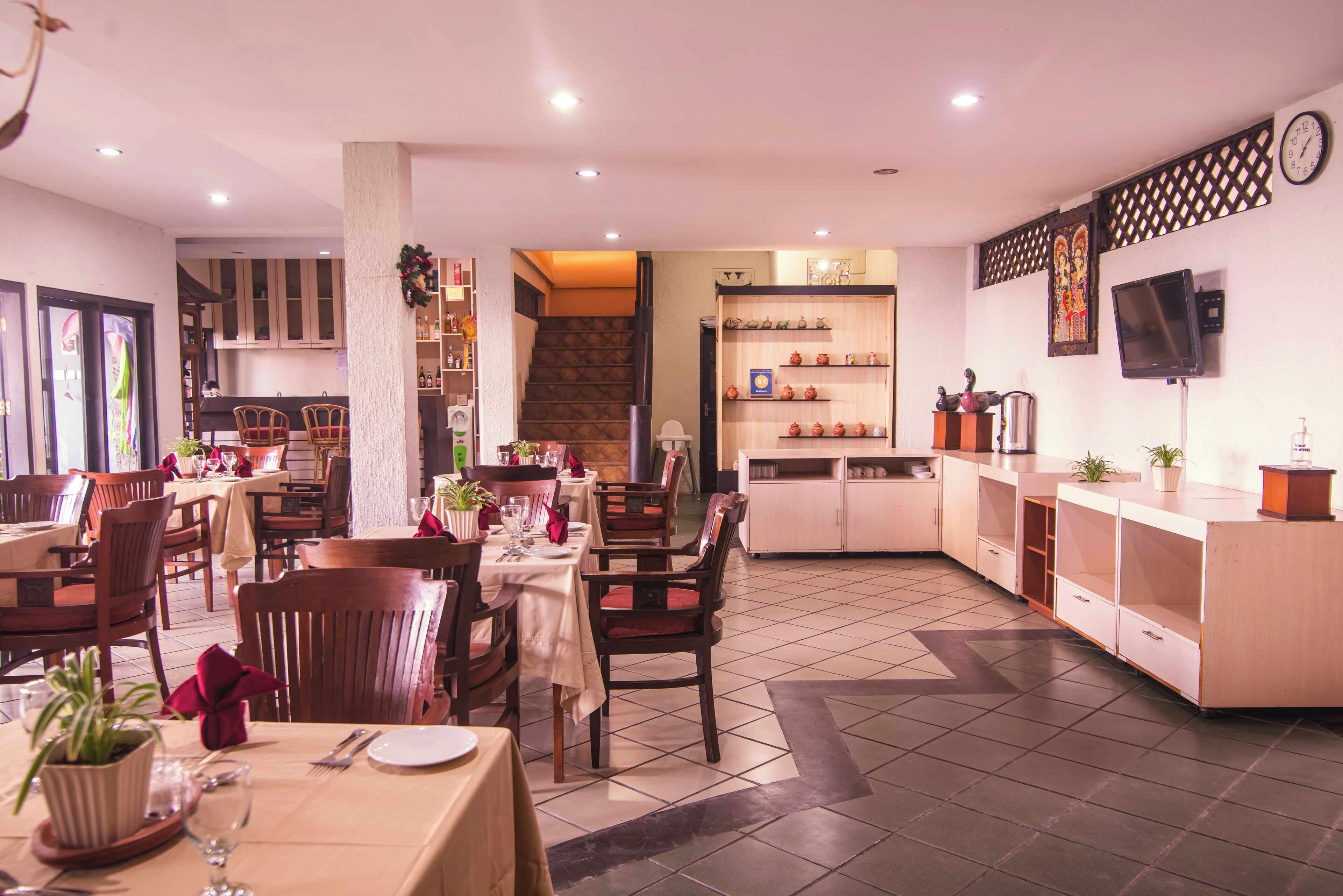 breakfast, lunch, dinner served; international cuisine