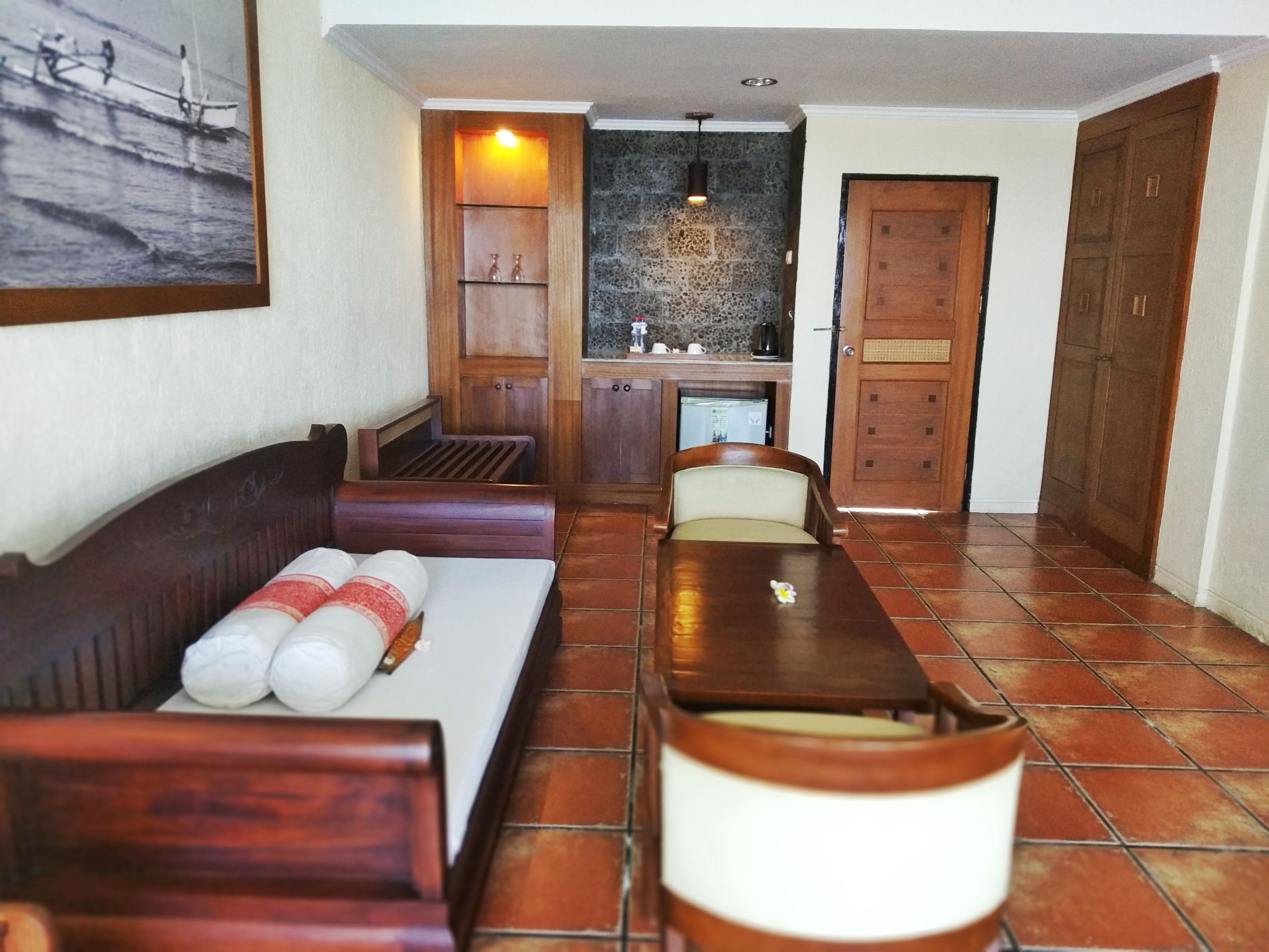 deluxe suite | living room | 22-inch led tv with satellite channels, tv