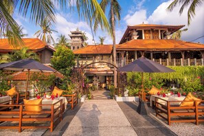 Breakfast, lunch and dinner served - Nugraha Lovina Seaview Resort & Spa (Banjar)