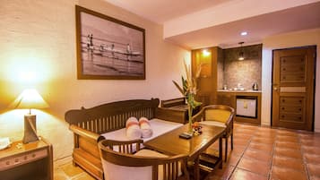 Deluxe Suite | Living area | 22-inch LED TV with satellite channels, TV