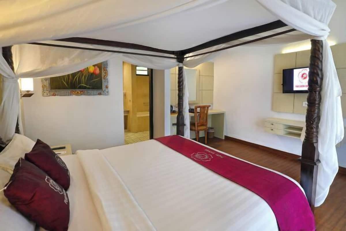 Minibar, in-room safe, desk, iron/ironing board