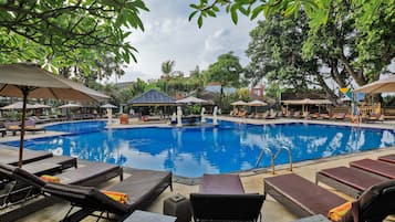 Kolam renang outdoor, dengan payung kolam renang dan kursi berjemur