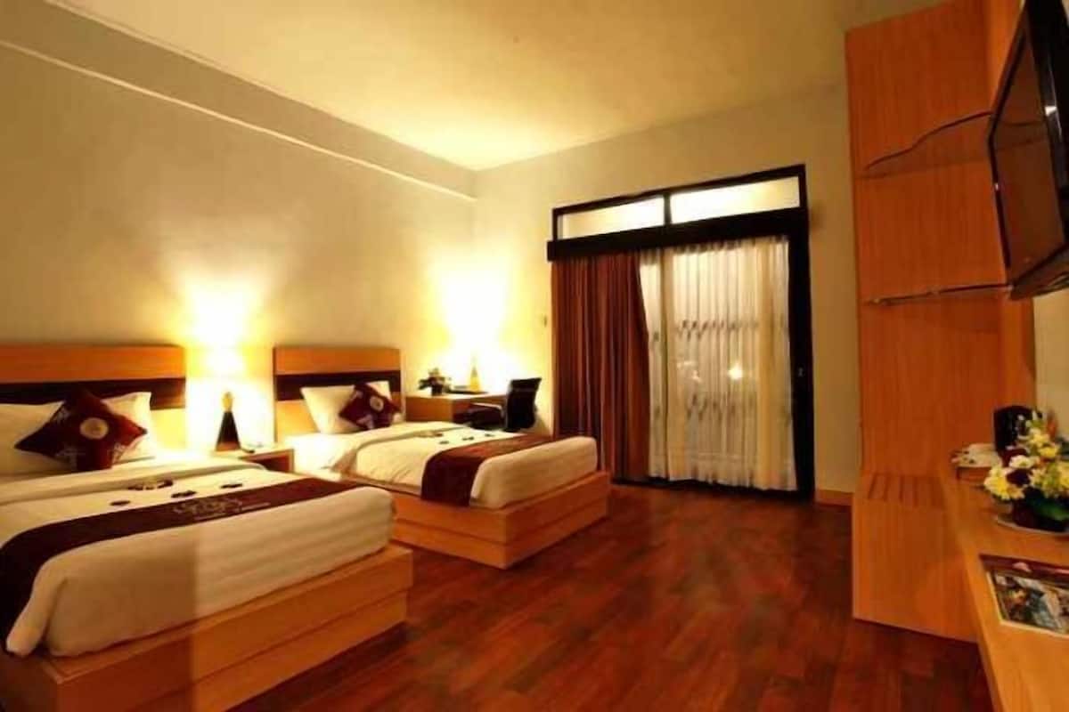 Minibar, in-room safe, desk, iron/ironing board