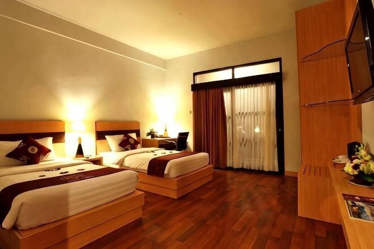 Minibar, in-room safe, desk, iron/ironing board (on request)