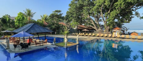 Piscine extérieure, parasols, chaises longues