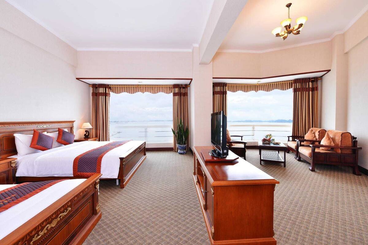 Deluxe Room, Sea View | Living area | 32-inch LCD TV with cable channels, TV