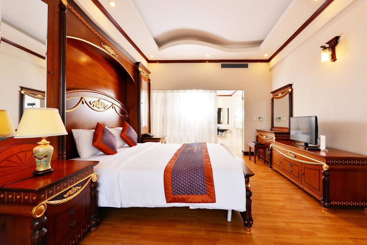 Grand Suite, Sea View | Minibar, in-room safe, desk, WiFi (free)