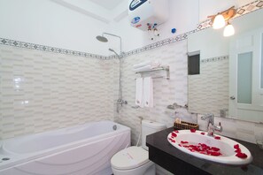 Shower, free toiletries, hair dryer, towels - Hangmy Boutique Hotel (Hanoi)
