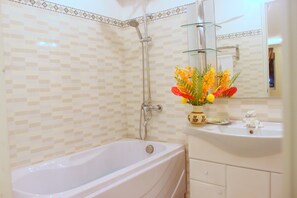 Shower, free toiletries, hair dryer, towels - Hangmy Boutique Hotel (Hanoi)