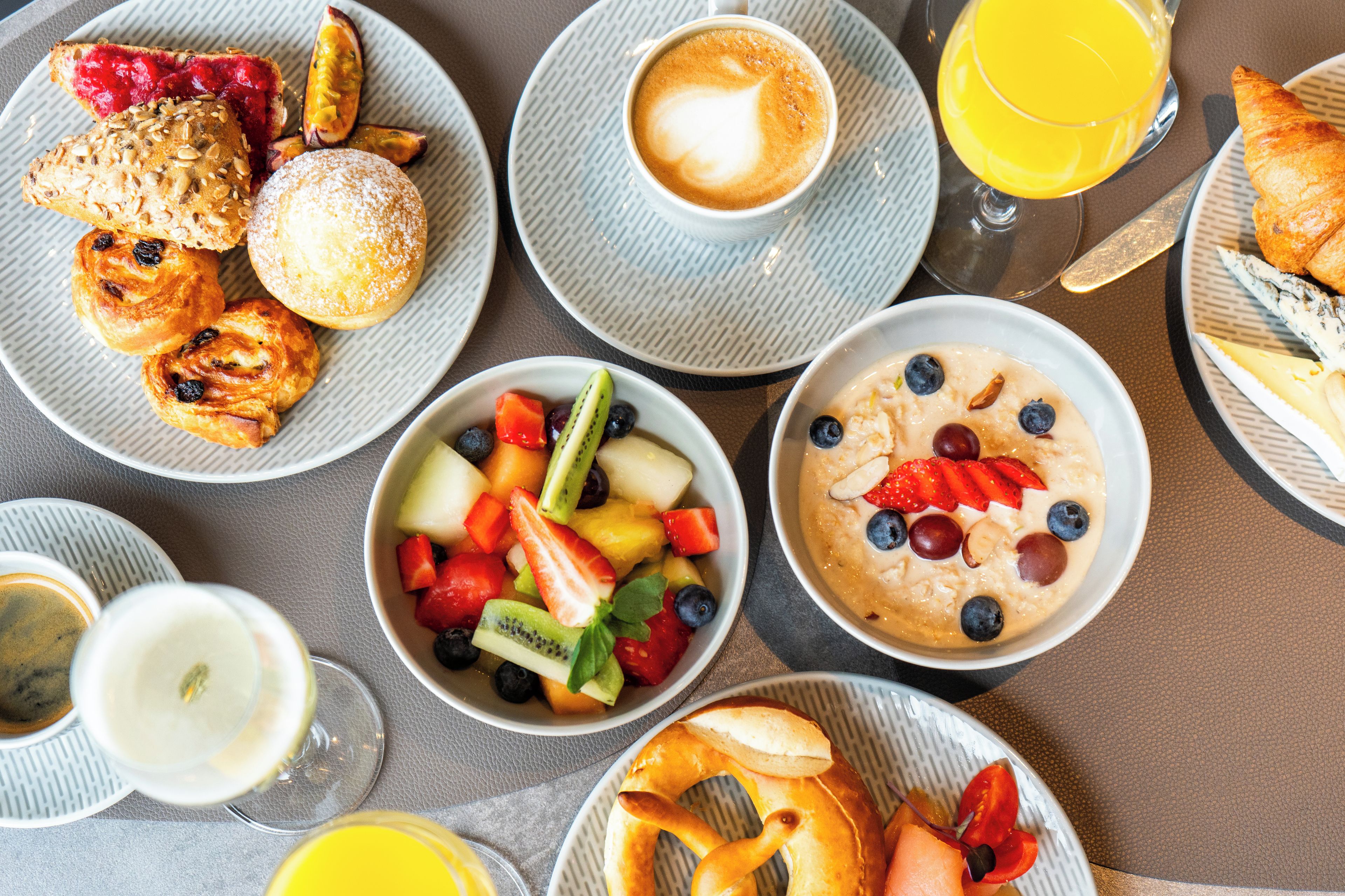 Disposição para o café da manhã com diversos alimentos e bebidas.