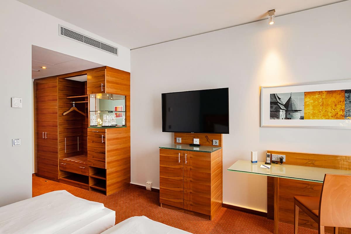 superior room, 1 king bed | hypo-allergenic bedding, select comfort beds, minibar, in-room safe