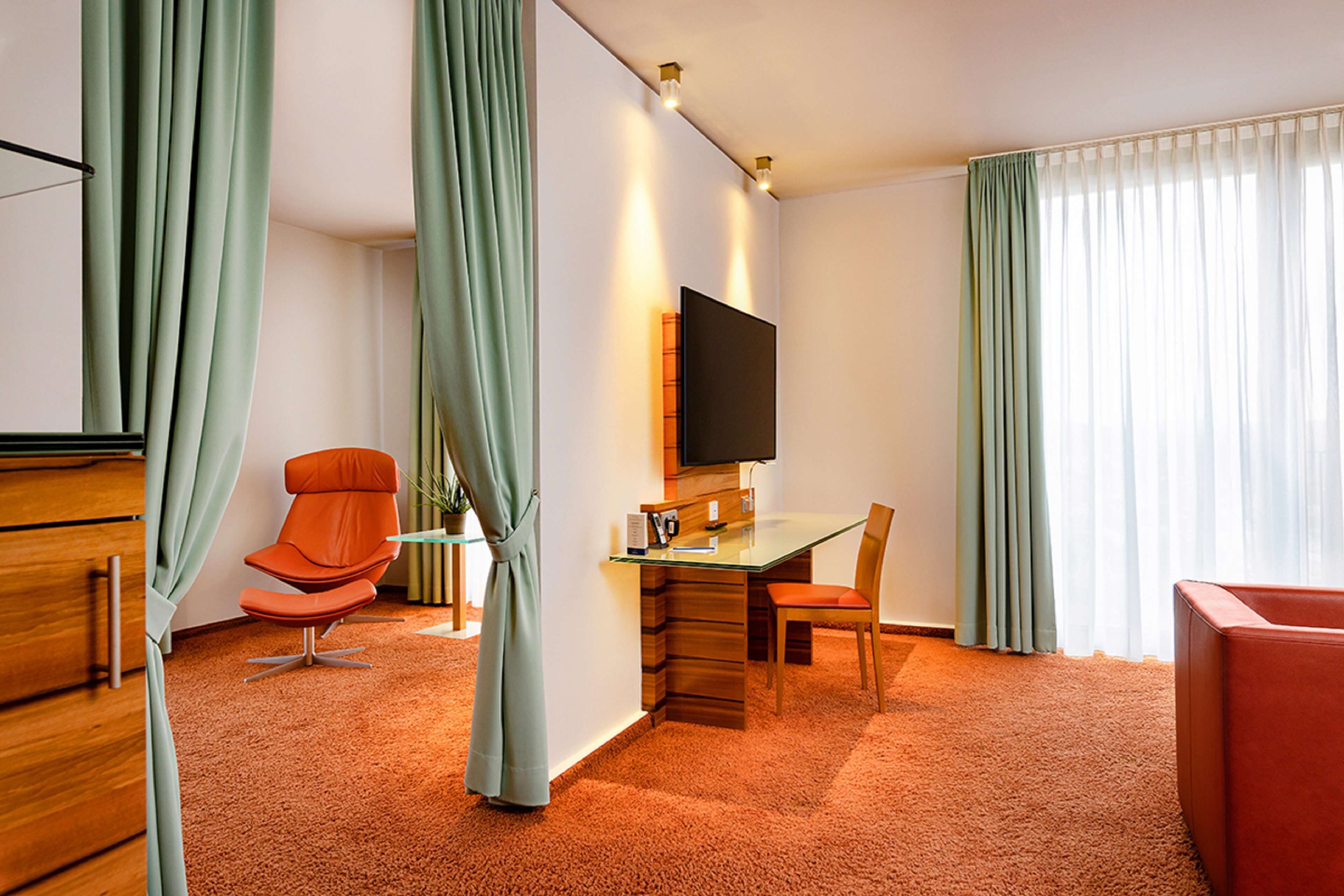 suite, balcony | hypo-allergenic bedding, select comfort beds, minibar, in-room safe