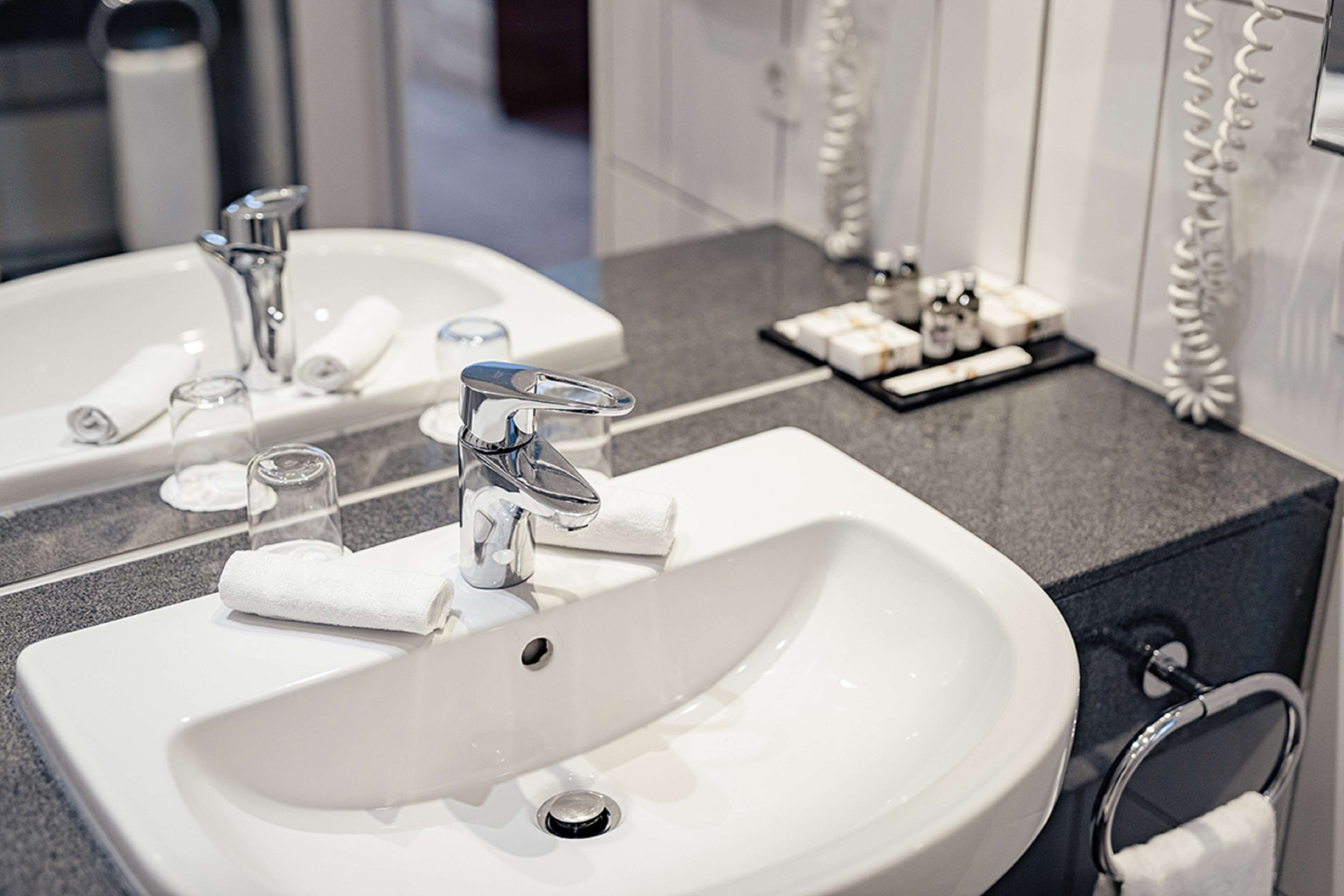 高級客房, 1 張特大雙人床 | 浴室 | 免費梳洗用品、風筒、浴袍、拖鞋