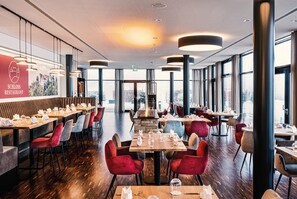 Déjeuner et dîner servis sur place, spécialités Cuisine régionale