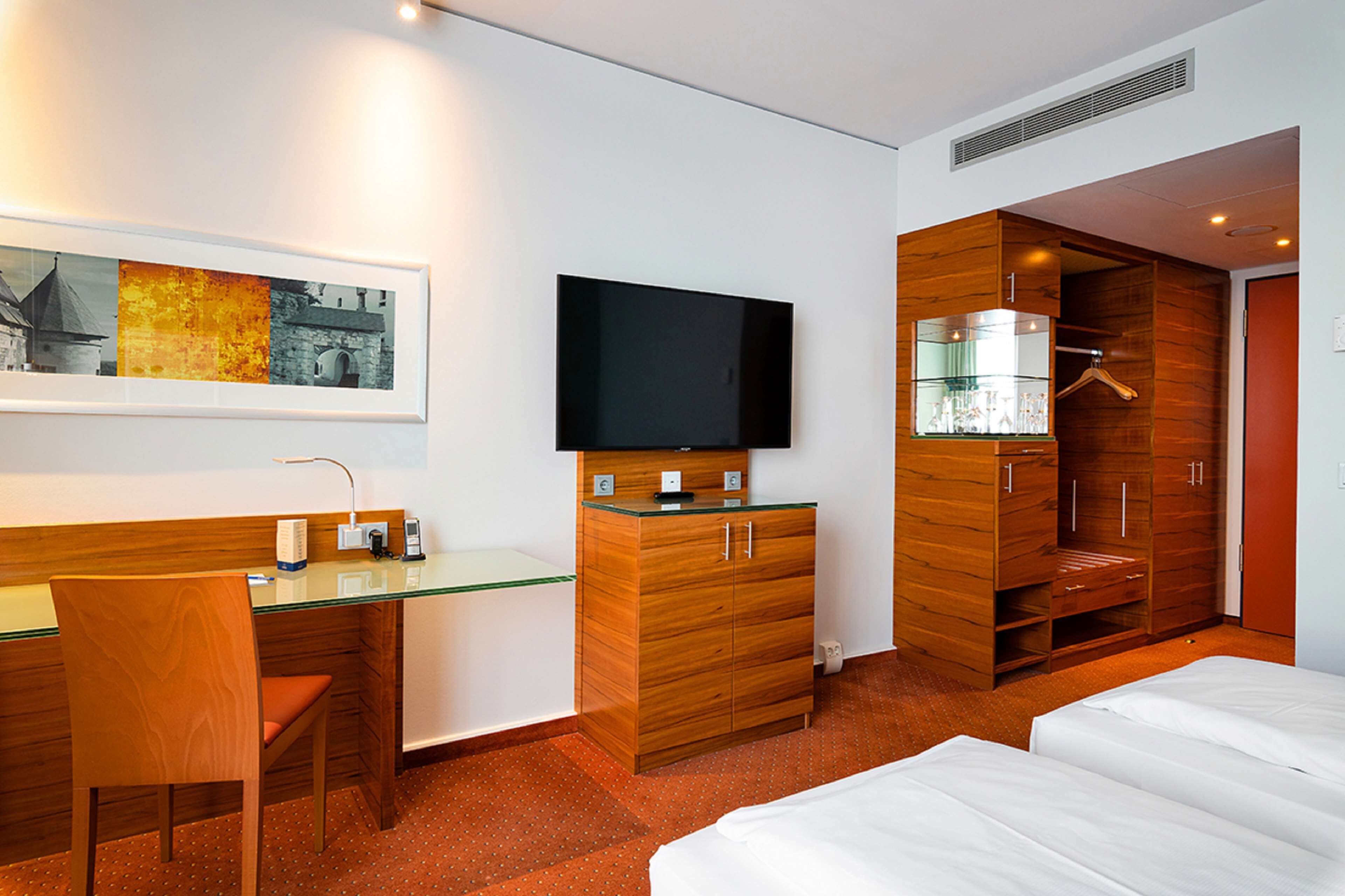 executive room | hypo-allergenic bedding, select comfort beds, minibar, in-room safe