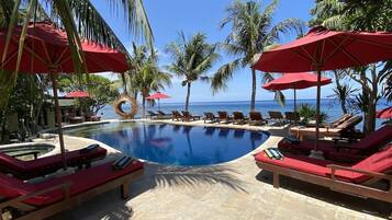 2 kolam renang terbuka, kerusi lepak pantai