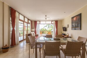 独特别墅 (Masterbedroom) | 起居区 | 32-英寸电视 （配备卫星频道）、书