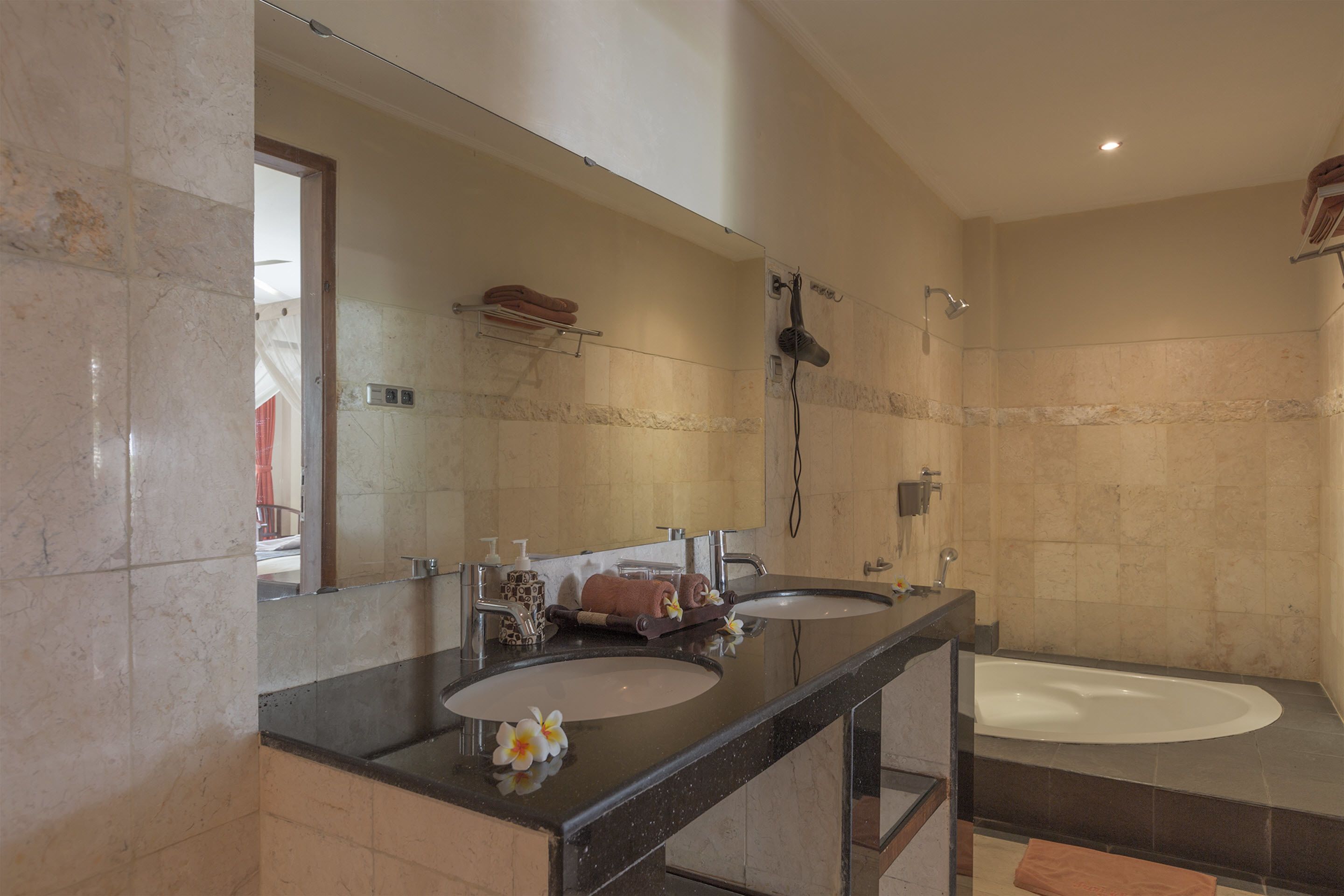 free toiletries, towels