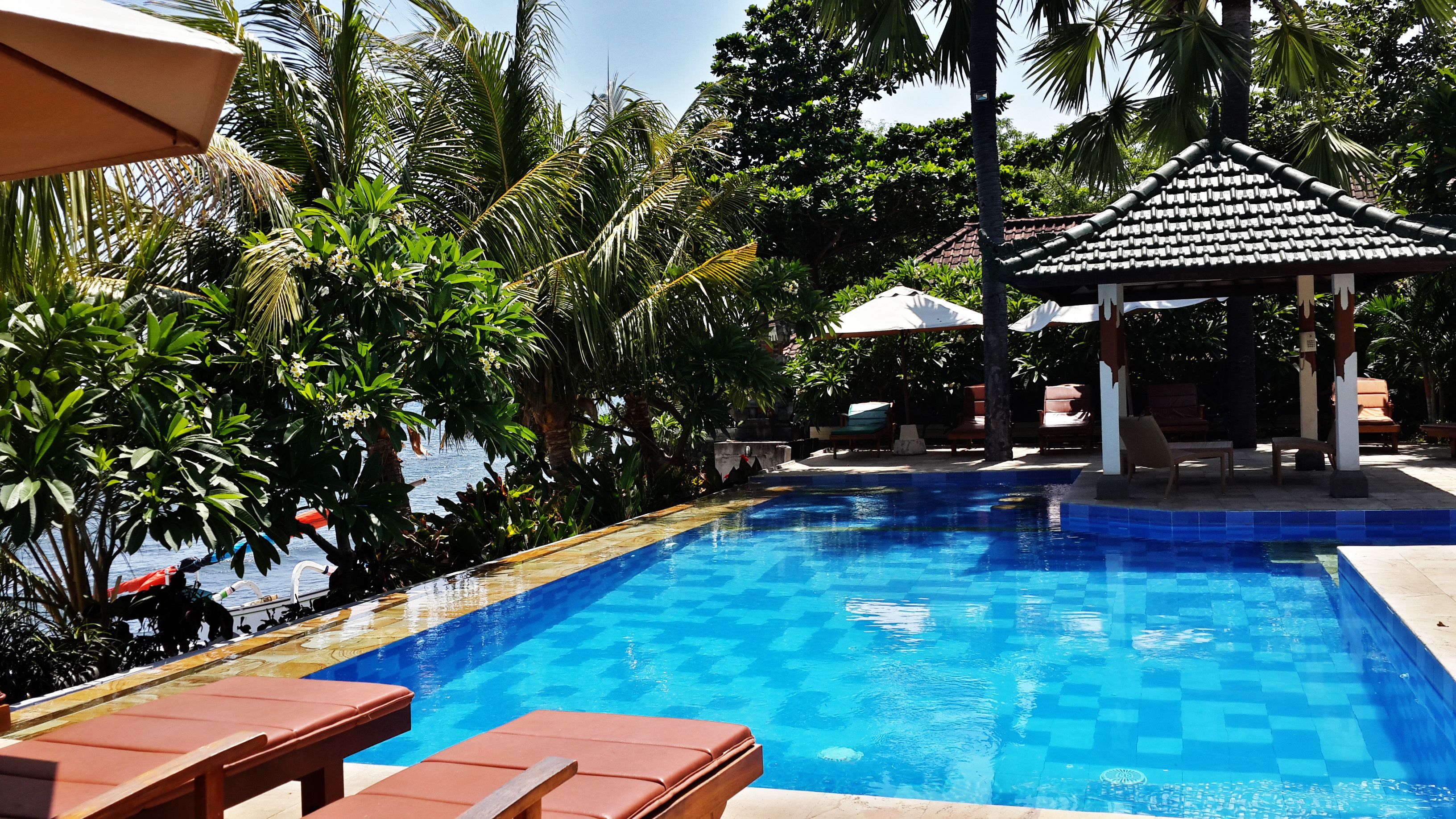 2 outdoor pools, sun loungers