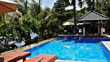 2 kolam renang terbuka, kerusi lepak pantai