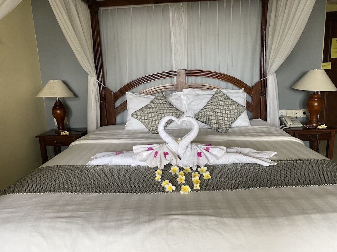 deluxe room | minibar, in-room safe, desk, rollaway beds