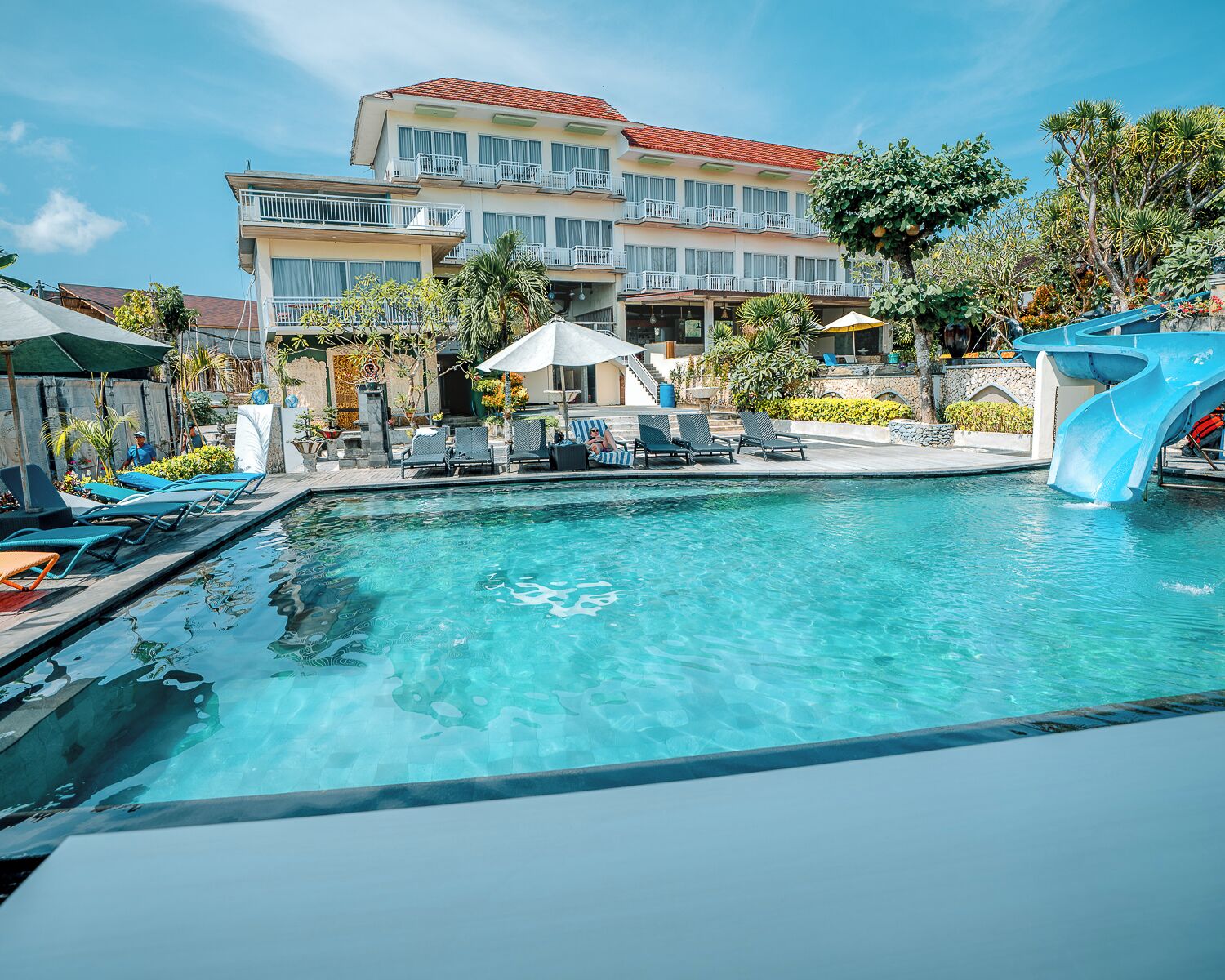2 outdoor pools, pool loungers