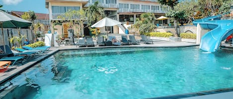 2 outdoor pools, pool loungers