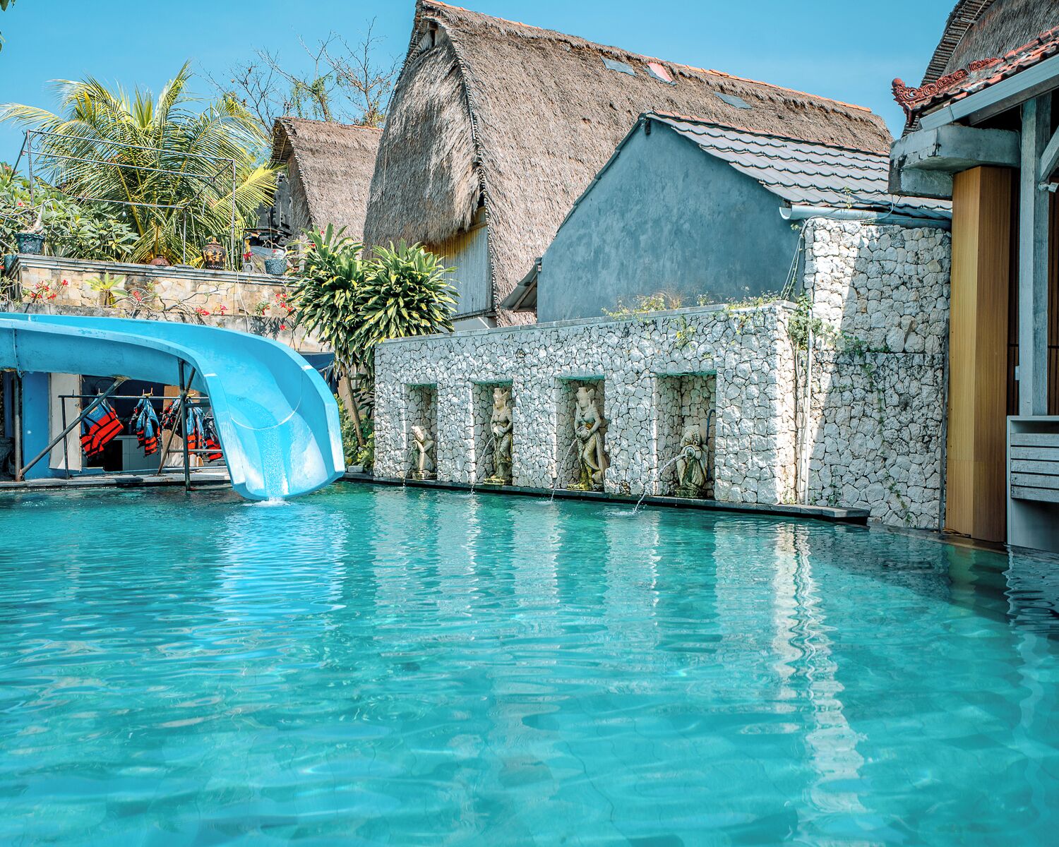 2 outdoor pools, sun loungers