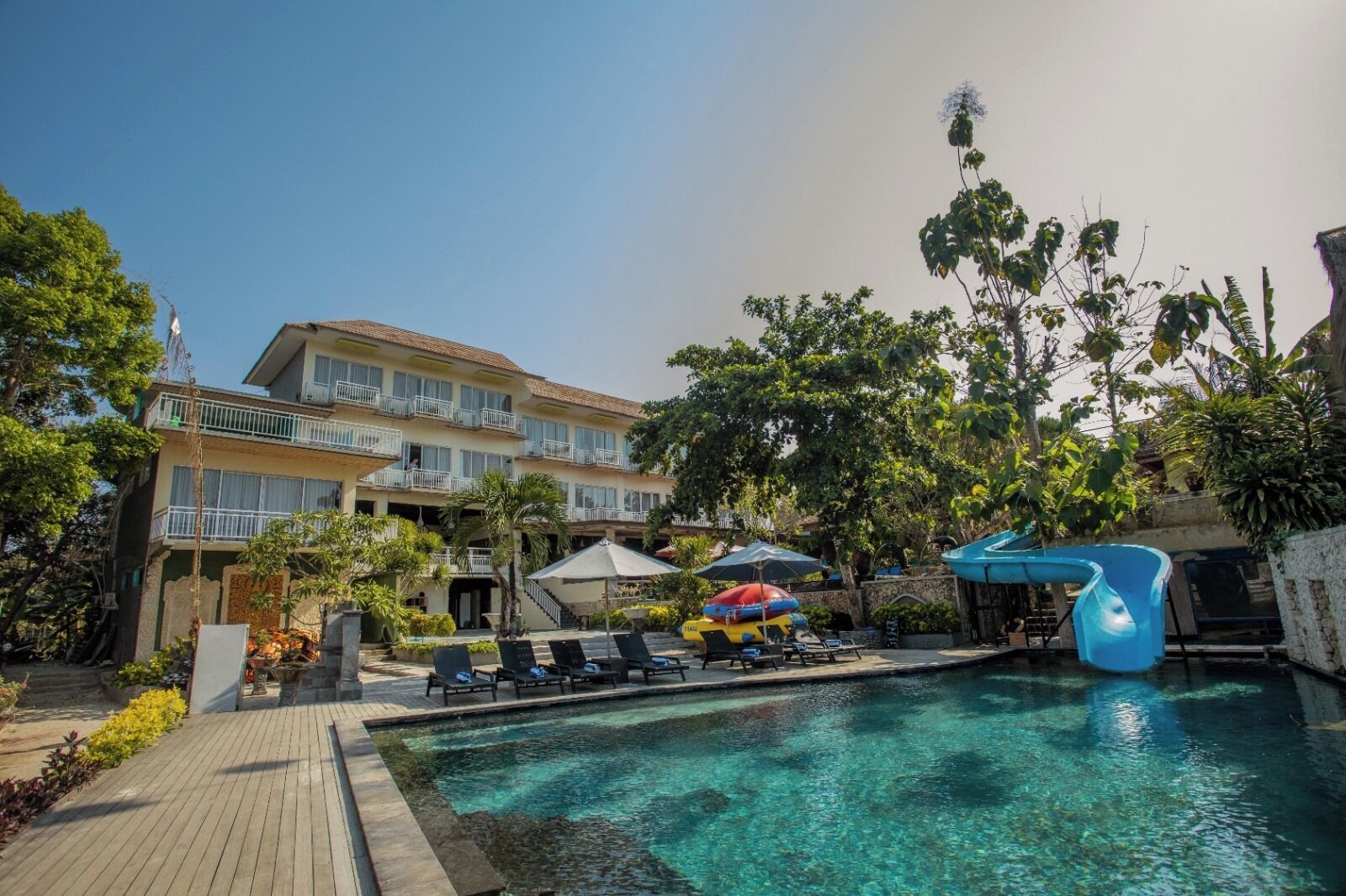 2 つの屋外プール、サンラウンジャー