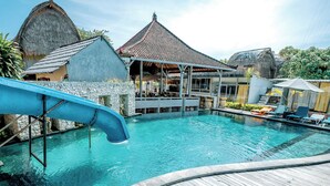 2 kolam renang terbuka, kerusi lepak pantai 