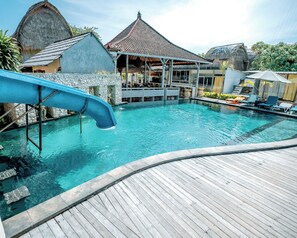 2 outdoor pools, pool loungers