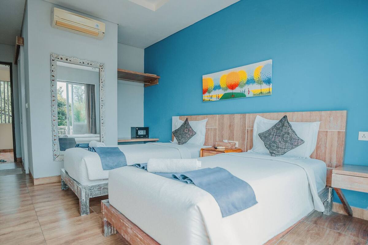 มินิบาร์, ตู้นิรภัยในห้องพัก, โต๊ะทำงาน, Wi-Fi ฟรี