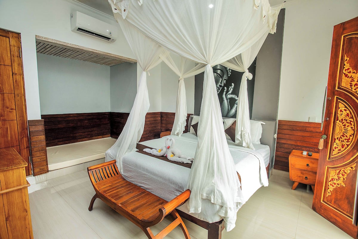 Superior Room, 1 King Bed | 1 bedroom, in-room safe, free WiFi, bed sheets