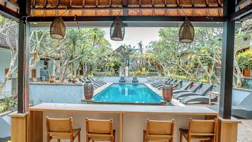 2 outdoor pools, sun loungers