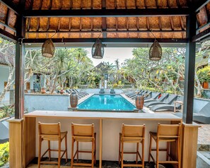 2 outdoor pools, pool loungers