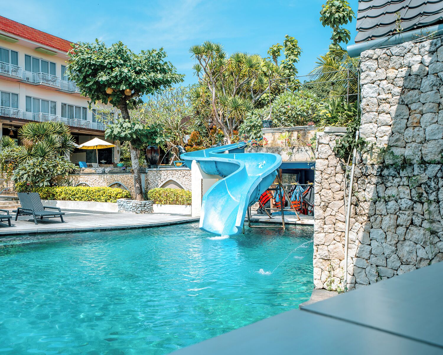 2 outdoor pools, sun loungers