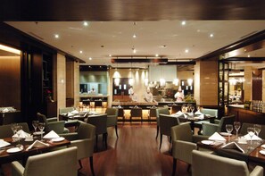 Sarapan bufet setiap hari (IDR 140000 seorang) 