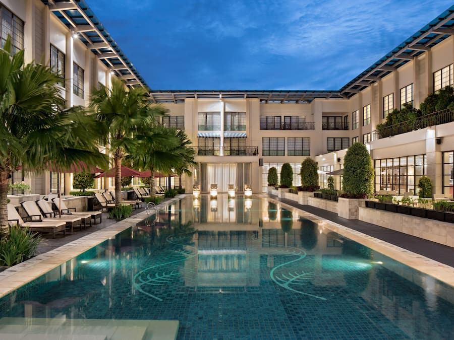 Piscina externa, espreguiçadeiras