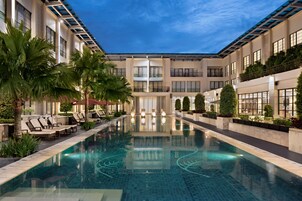 Outdoor pool, pool loungers