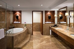 Aryaduta Suite | Bathroom | Shower, free toiletries, hair dryer, bathrobes - Aryaduta Medan (Medan)