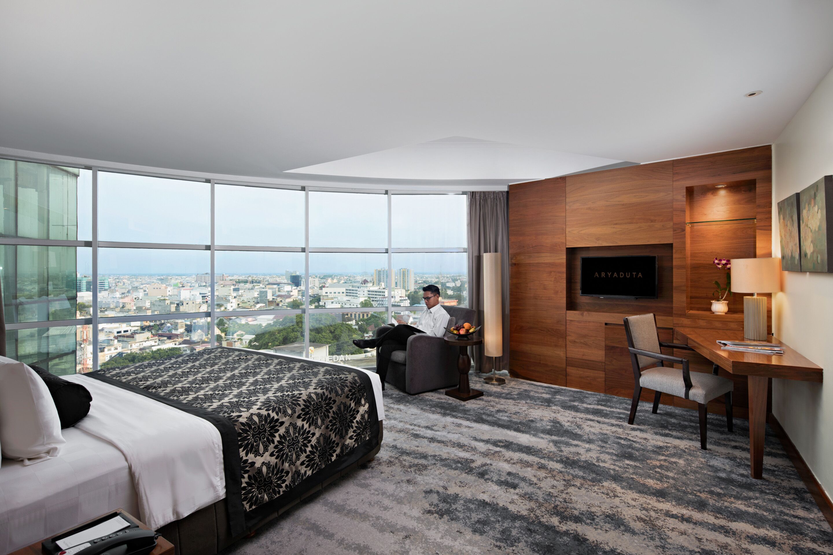 executive suite | premium bedding, minibar, in-room safe, desk