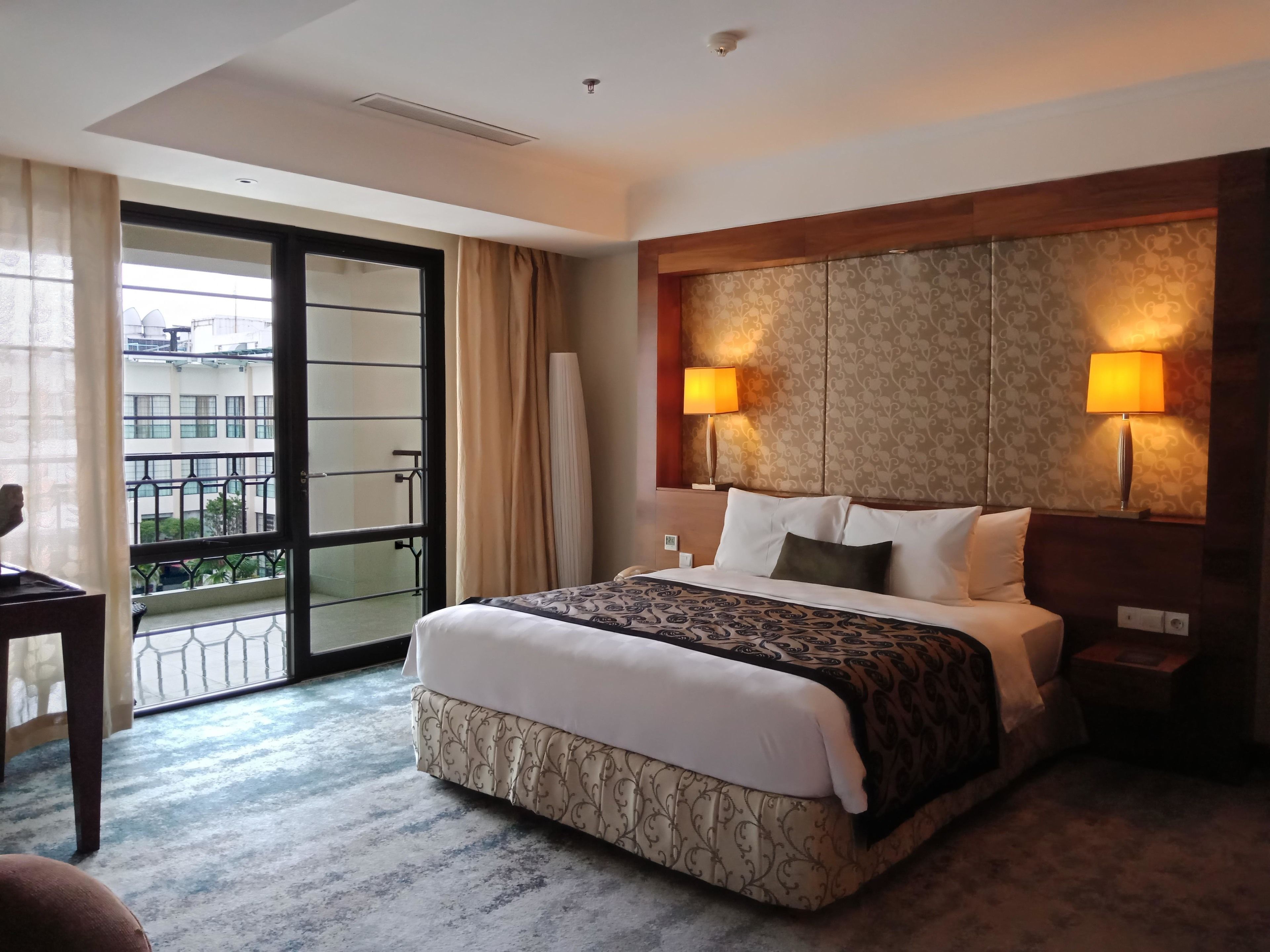 arya suite | premium bedding, minibar, in-room safe, desk