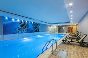 室内游泳池，日光浴躺椅